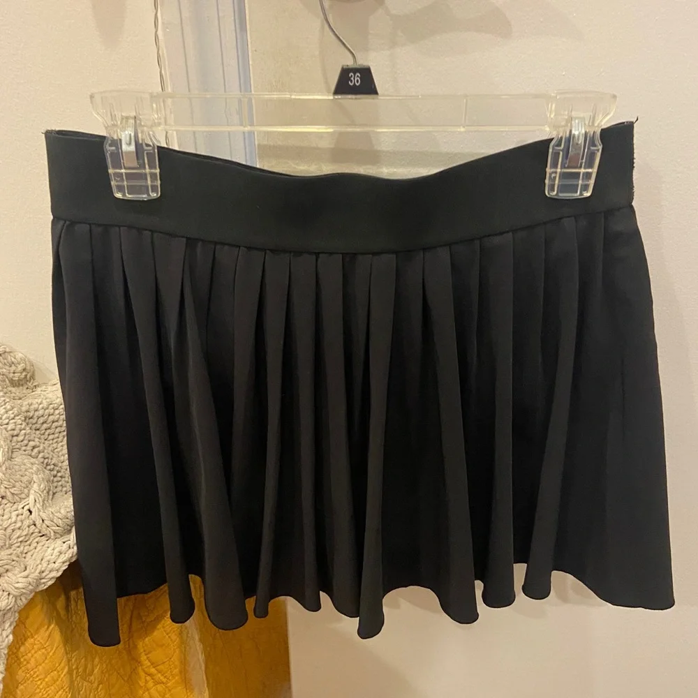 Aritzia Pleated Skort - Picture 3 of 4
